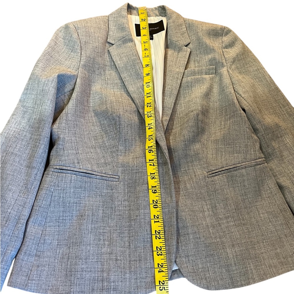 Banana Republic Elegant Light Gray Fitted Blazer, size 4P - Picture 3 of 6
